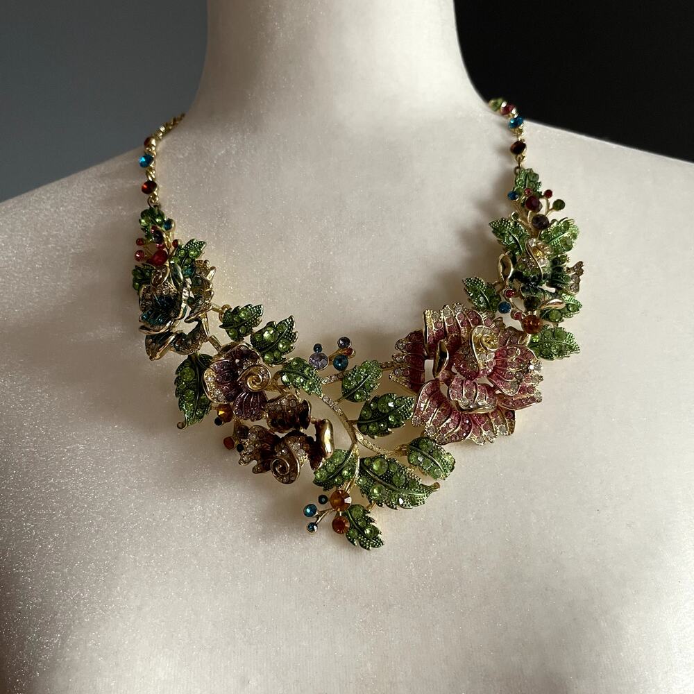 *ROSES AND LEAVES* HEAVY WEIGHT SPARKLY NECKLACE WITH EARRINGS-STATEMENT PIECE!